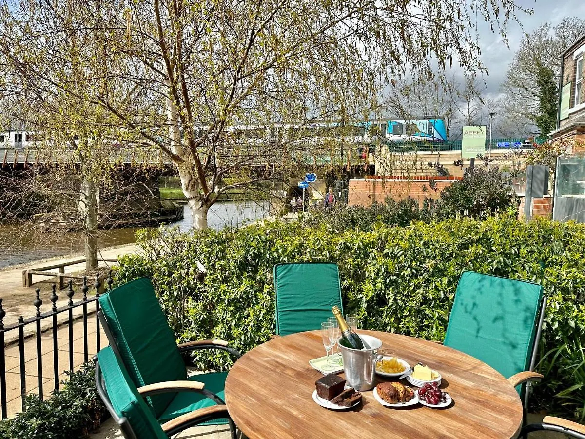 Riverside House - With Parking location